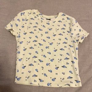 Green slightly cropped shirt, ribbed fabric with blue flower pattern